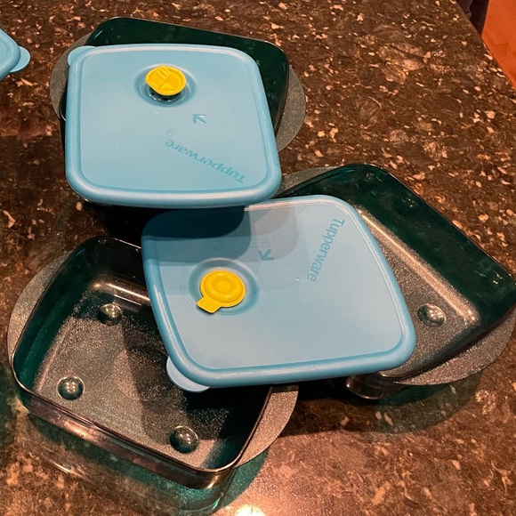 Set of 3 Square TUPPERWARE Vent ‘N Serve Containers With 2 Lids Green EUC - Picture 1 of 6